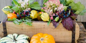 Beitragsbild des Blogbeitrags Dekorationsidee für alte Ziegelform mit herbstlichen Naturmaterialien