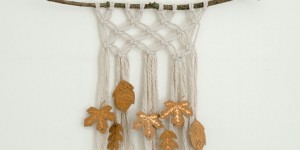 Beitragsbild des Blogbeitrags DIY Makramee Wandbehang herbstlich gestylt mit Blättern aus Snappap