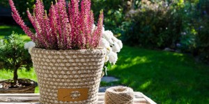 Beitragsbild des Blogbeitrags DIY Gehäkelter Übertopf aus Jute & Kordel und Herbstgarten