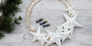 Beitragsbild des Blogbeitrags (Anzeige) DIY Beleuchteter Weihnachtskranz und aufgehübschte LED-Kerzen mit VARTA Batterien + Verlosung 