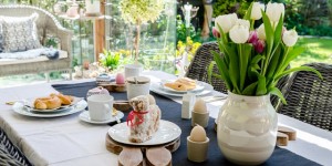 Beitragsbild des Blogbeitrags Tischdeko für das Osterfrühstück mit DIY Eierkörbchen und Holz-Eierhaltern im Hasenlook 