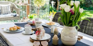 Beitragsbild des Blogbeitrags Tischdeko für das Osterfrühstück mit DIY Eierkörbchen und Holz-Eierhaltern im Hasenlook