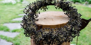 Beitragsbild des Blogbeitrags DIY Gartenkranz aus Efeublüten und Gartenimpressionen im Mai