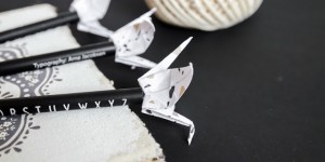 Beitragsbild des Blogbeitrags DIY Mini-Origami-Kraniche als Bleistiftdeko und eine Buchvorstellung 
