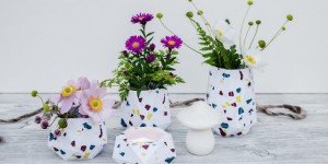 Beitragsbild des Blogbeitrags DIY Blumenvasen aus selbstgemachtem Terrazzo-Papier 