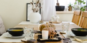 Beitragsbild des Blogbeitrags Tischdeko im Herbst und Kürbissuppenliebe mit meinem Lieblingsrezept zum Nachkochen 