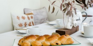 Beitragsbild des Blogbeitrags Köstlicher Hefezopf nach einem Rezept von früher, serviert auf dem Festtagsgeschirr und eine tolle DIY-Vase aus Altholz für jede Jahreszeit