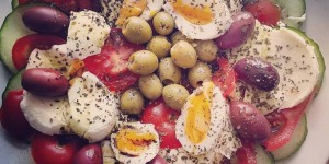Beitragsbild des Blogbeitrags Caprese Salat Rezept mit Ei 