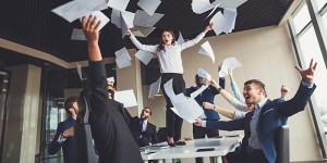 Beitragsbild des Blogbeitrags Die Zügel locker lassen – Mehr Freiheiten für zufriedenere Mitarbeiter