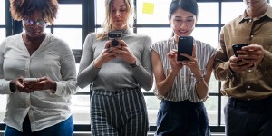 Beitragsbild des Blogbeitrags Miteinander reden 4.0 | Wir sind anwesend, aber nicht präsent