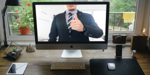 Beitragsbild des Blogbeitrags Leadership in hybriden Teams | Vertrauen ersetzt Kontrolle