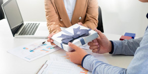 Beitragsbild des Blogbeitrags Weshalb Welcome Packs für neue Mitarbeitende wichtig sind