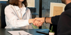 Beitragsbild des Blogbeitrags HR-Aufgabe | Neue Mitarbeitende in den ersten Tagen begleiten