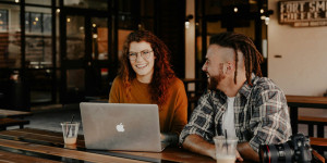 Beitragsbild des Blogbeitrags Freelancer versus Angestellte | Tipps um Talente im Ausland zu beschäftigen