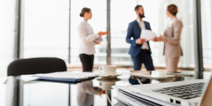 Beitragsbild des Blogbeitrags Zukunft der Mitarbeiterbindung | Employee Listening und die Rolle der KI