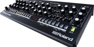 Beitragsbild des Blogbeitrags Kebu Shows That The Roland SE-02 With The BOSS RV-500 Reverb Form A Perfect Pair