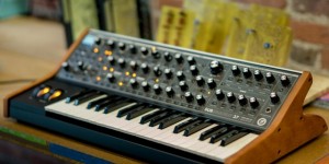 Beitragsbild des Blogbeitrags Moog Music Discontinued The Sub 37 & Introduced The Subsequent 37 Paraphonic Analog Synthesizer 