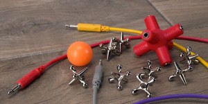 Beitragsbild des Blogbeitrags Hosa Technology Expand Their Eurorack Product Lineup With The New GMM-105 Knucklebones 1-To-5 Signal Splitter 