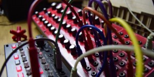 Beitragsbild des Blogbeitrags Two New Videos Show You How The BEHRINGER Neutron Semi-Modular Synthesizer Sounds!