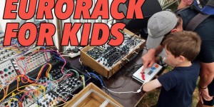 Beitragsbild des Blogbeitrags DivKid Showed Kids How To Make Music With An Eurorack Synthesizer At The Deer Shed Festival