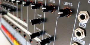 Beitragsbild des Blogbeitrags 880 Drum Machine Is A TR-808 Inspired Eurorack Module & Now Available For Pre-Order!