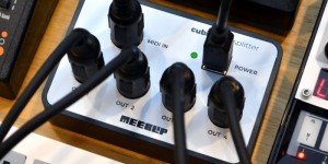 Beitragsbild des Blogbeitrags MeeBlip Introduced Cubit – A USB-Powered MIDI Splitter (1In/4Outs) For Mobile Musicians!