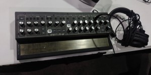 Beitragsbild des Blogbeitrags Dubreq Stylophone GEN R-8 Synthesizer First Look: Fresh Without A Big Feature List!