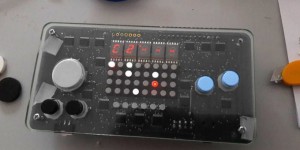 Beitragsbild des Blogbeitrags Nanoloop Is A 4-Voice Digital Synthesizer/ Sequencer In A Handheld Format!
