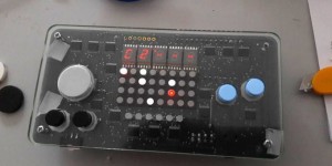 Beitragsbild des Blogbeitrags Nanoloop Is A 4-Voice Digital Synthesizer/ Sequencer In A Handheld Format! 