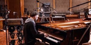 Beitragsbild des Blogbeitrags Native Instruments NOIRE Brings The Piano Sound Of Nils Frahm In Your DAW 