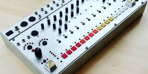 Beitragsbild des Blogbeitrags System80 Announced 880 Desktop Analog Drum Machine