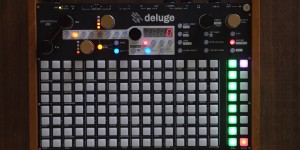 Beitragsbild des Blogbeitrags Deluge Firmware Update 3.0 Brings Live Audio Looping/Sampling, USB Host Mode & More 