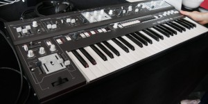 Beitragsbild des Blogbeitrags UDO Audio SUPER 6 Binaural Synthesizer First Look & Interview With The Developers