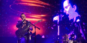 Beitragsbild des Blogbeitrags Matt Bellamy (MUSE) Plays A Fishman MIDI Guitar With A Built-In Arturia Prophet V Synthesizer