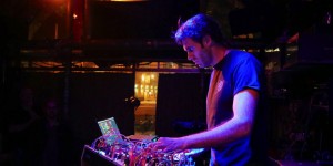 Beitragsbild des Blogbeitrags Ambient Meets Techno Performed With A Hybrid Setup By Discrete Formants (Interview)