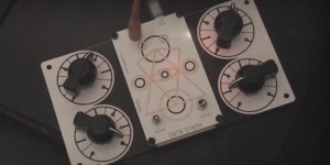 Beitragsbild des Blogbeitrags Data Synth Is Digital, Lo-Fi & Perfect For Your Next Noise Soundscapes 