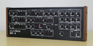 Beitragsbild des Blogbeitrags SoundForce SFC-5 V2 MIDI Controller Turns Prophet 5 Emulations Into Pseudo Hardware Synths