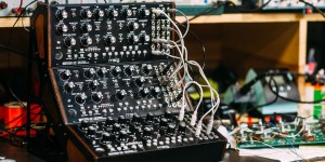 Beitragsbild des Blogbeitrags Moog Mother 32 Firmware 2.0 Update Adds New Sequencer Directions, Clock Options & More