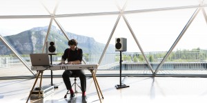 Beitragsbild des Blogbeitrags Arturia Releases Stylish Wooden Legs For The KeyLab 88 MkII MIDI Controller 