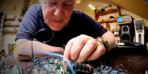 Beitragsbild des Blogbeitrags R.I.P Chris Huggett, The Maker Of The EDP WASP & Other Iconic Hybrid Synthesizers 
