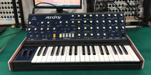 Beitragsbild des Blogbeitrags Behringer MonoPoly Synthesizer Is Available For Pre-Order For 698€