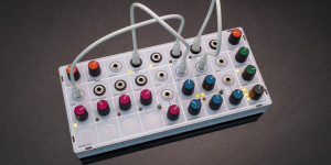 Beitragsbild des Blogbeitrags Modern Sounds Pluto, Mini Battery-Powered Semi-Modular Synth 