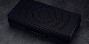 Beitragsbild des Blogbeitrags Erica Synths Intros 2×104 HP Carbon Fiber Eurorack Travel Case