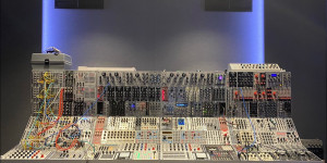 Beitragsbild des Blogbeitrags Colin Benders Monster Synth With 243 Modules Is Alive 