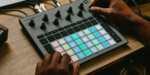 Beitragsbild des Blogbeitrags Novation Circuit Rhythm, Circuits sampling partner is out now, all the details