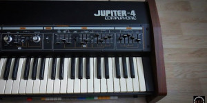 Beitragsbild des Blogbeitrags RetroSound has taken its Roland Jupiter-4 into experimental sound fields