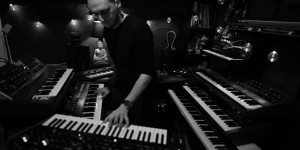 Beitragsbild des Blogbeitrags Michał Łapaj (Riverside) analog synth jam sessions & album release 