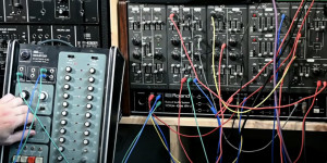 Beitragsbild des Blogbeitrags SequencerTalk demos the Roland System 100m Synthesizer from 1979 