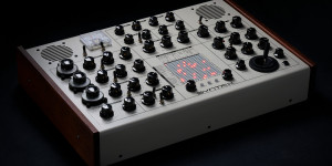 Beitragsbild des Blogbeitrags Erica Synths discontinues SYNTRX matrix Synthesizer, final batch now available