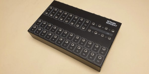 Beitragsbild des Blogbeitrags DF Audio Minibay, a desktop 40-point audio patch bay for your instruments & effects